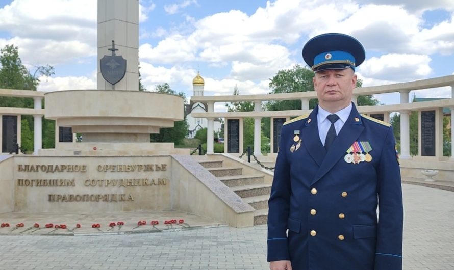 Оренбургские судебные приставы прочли патриотические стихи у Мемориала Славы на территории сквера имени В.П. Самохина