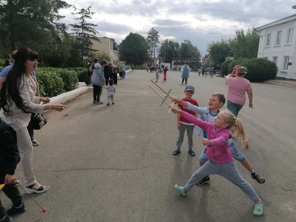 Первомайский Дом детского творчества устроил подвижные игры-забавы в День  молодежи - Причаганье