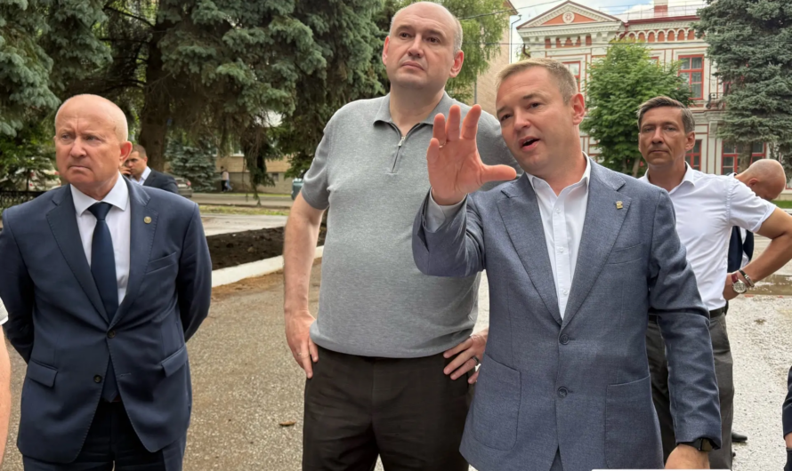 Губернатор региона Евгений Солнцев проверил ход работ реконструкции городского сквера и Аллеи Славы в Бугуруслане