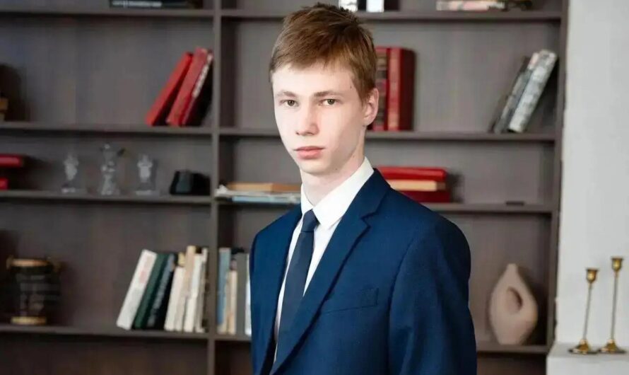 Ученик физико-математического лицея Оренбурга Олег Тумин получил высший балл на ЕГЭ сразу по трем предметам