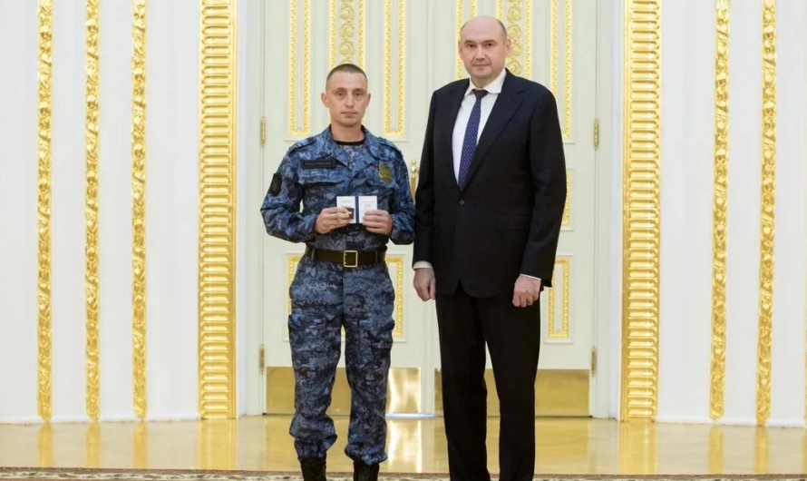 Евгений Солнцев вручил памятный знак «Золотая молодежь Оренбуржья» молодым лидерам региона
