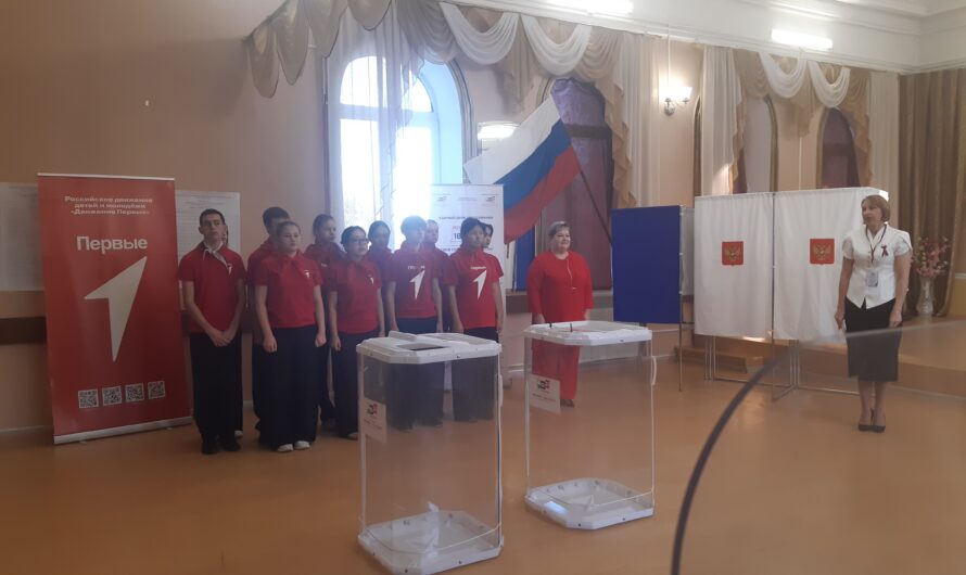 В Первомайском районе на открытии избирательного участка выступил хор Движения Первых