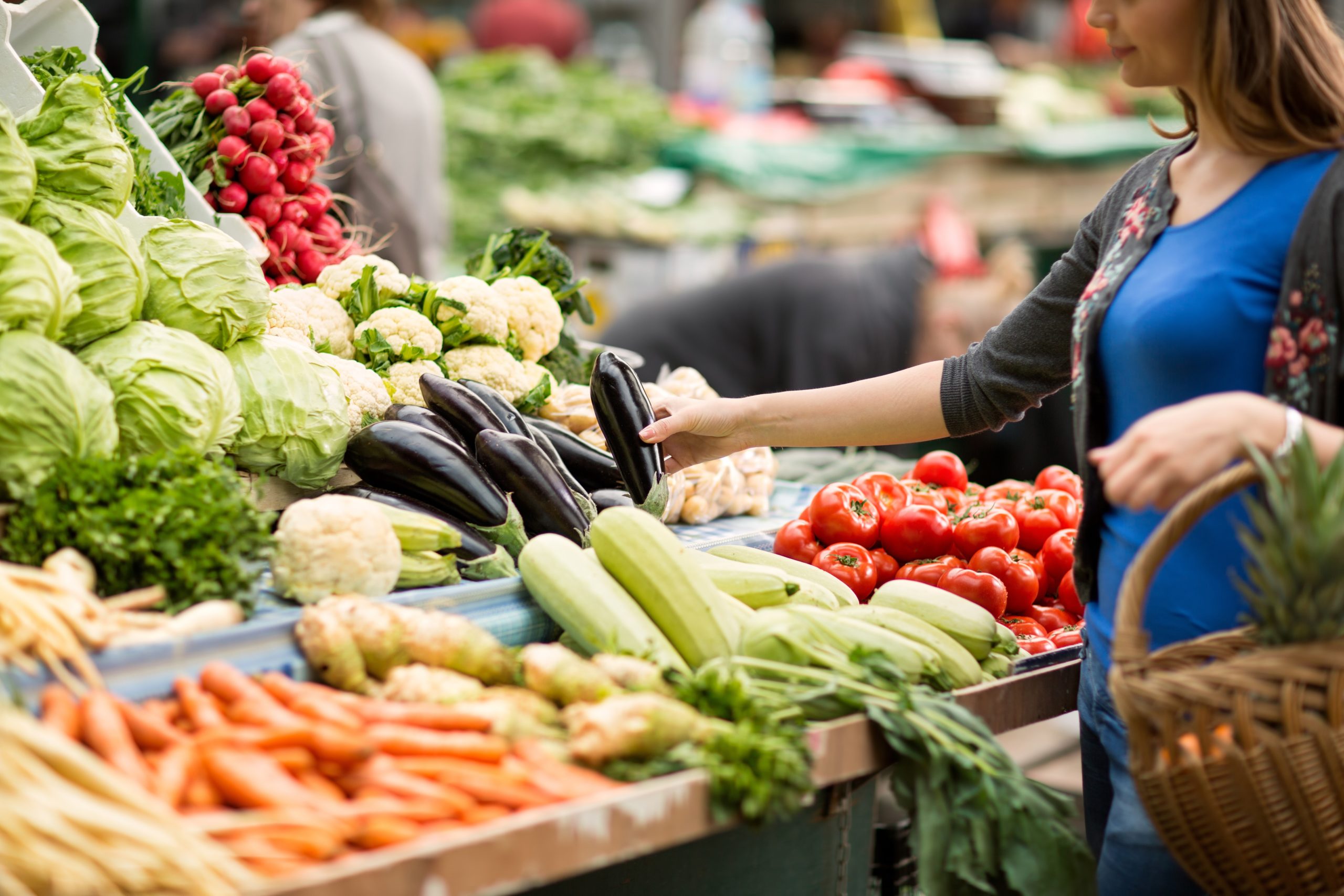 Производителей свежих овощей. Овощи на рынке. Овощной рынок. Овощи и фрукты на рынке. Продовольственный рынок.