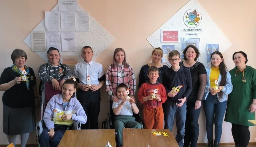 Пока воспитанники детской студии «Карамелька» из Асекеевского района мастерили чудо-птичек, их родители учились быть счастливыми