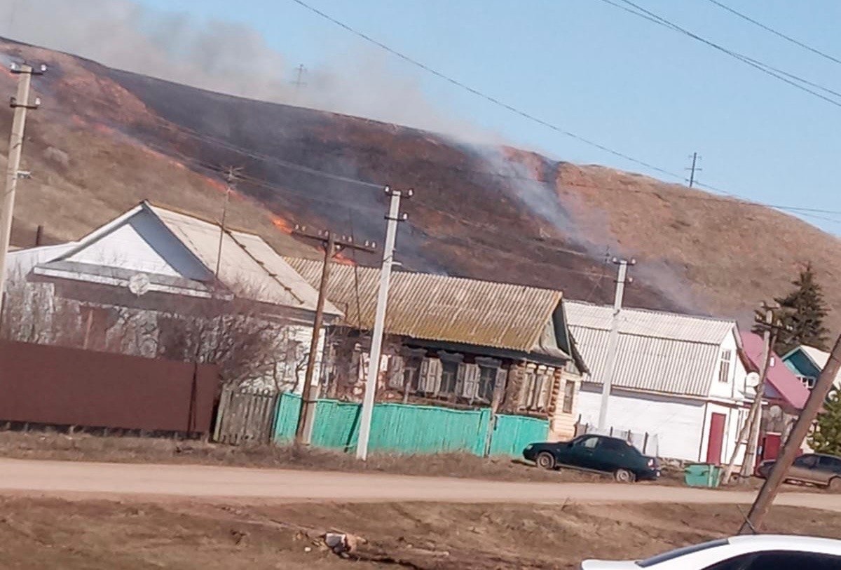 В селе Асекеево из-за халатности местного жителя на горе произошёл пожар -  Родные просторы