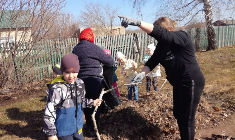 Коллектив детского сада из села Троицкое Асекеевского района организовал субботник