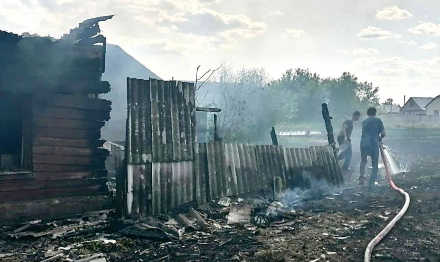 В Асекеевском районе пожарные спасали от огня жилой дом