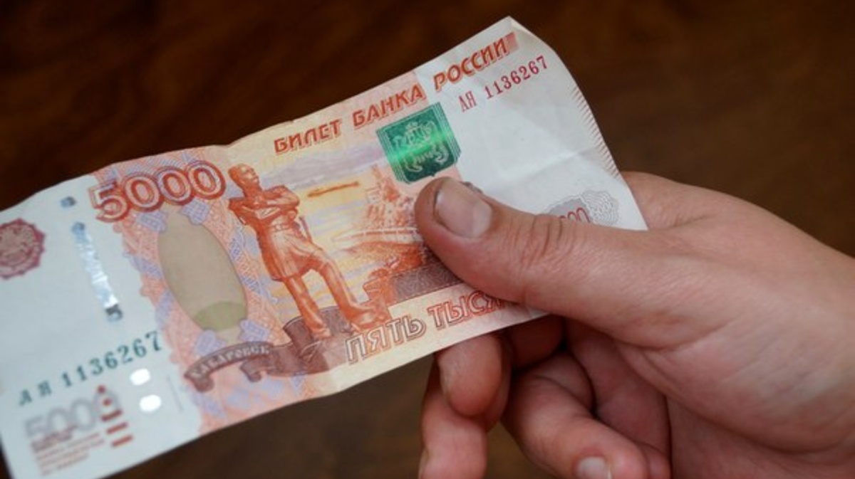 Отдайте 5000 рублей. Пять тысяч рублей в руке. 5 Тысяч в руке. 5000 Рублей. Пятитысячная купюра.