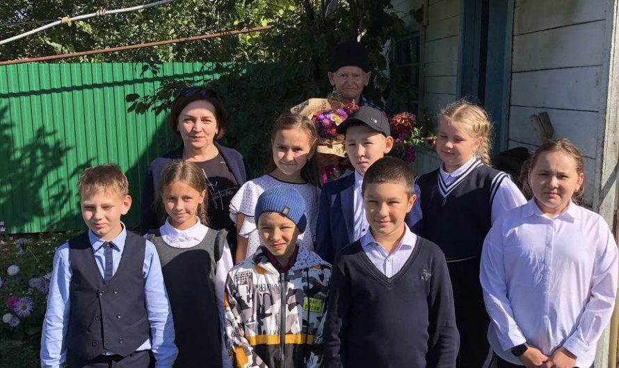 В преддверии Дня учителя асекеевские школьники поздравили ветерана
