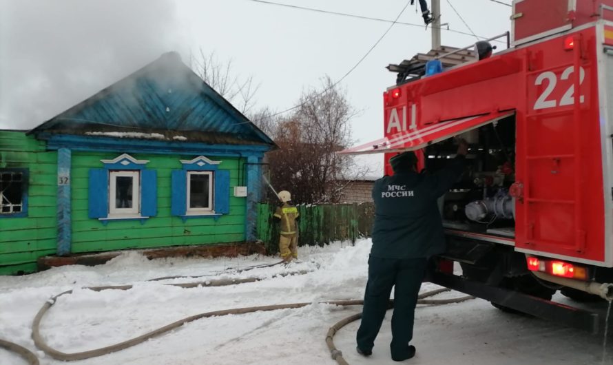 Асекеевские спасатели в свой профессиональный праздник тушили пожар в жилом доме