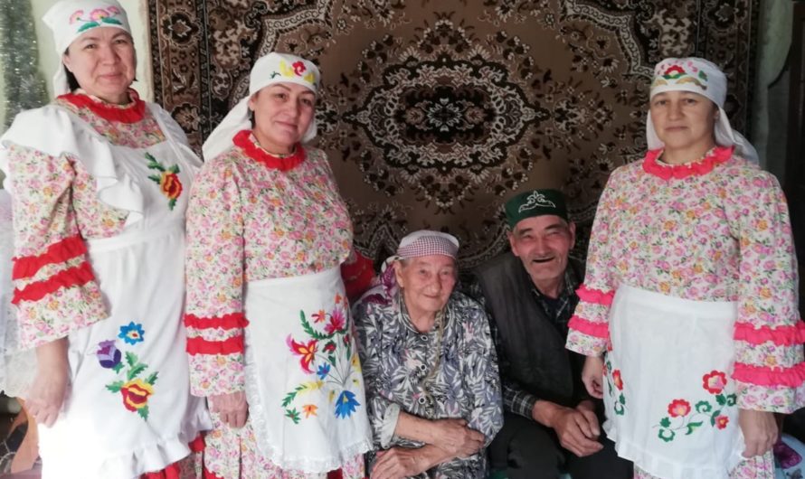 В селе Старомукменево Асекеевского района люди с ограниченными возможностями здоровья принимали у себя в гостях местных артистов