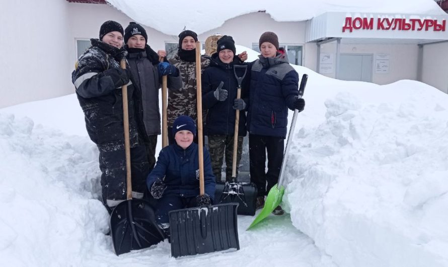Юнармейцы Чкаловской школы Асекеевского района расчистили от снега территорию местного обелиска