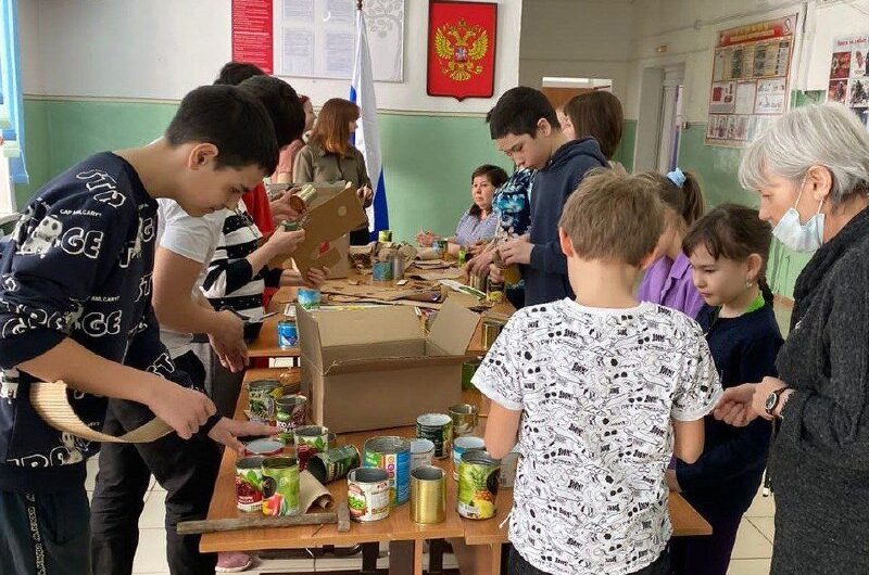 Учащиеся Асекеевского района во время каникул изготовили окопные свечи в зону СВО