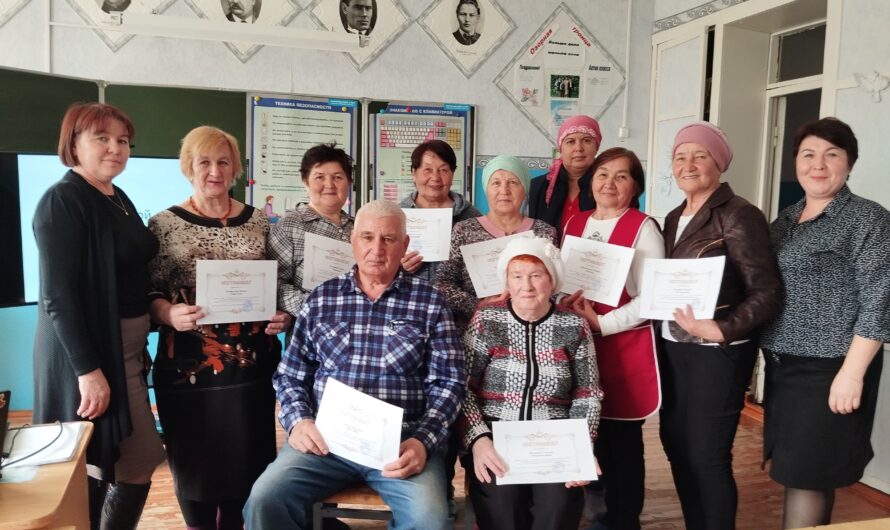 Пенсионеры из села Старомукменево Асекеевского района получили сертификаты об окончании компьютерных курсов
