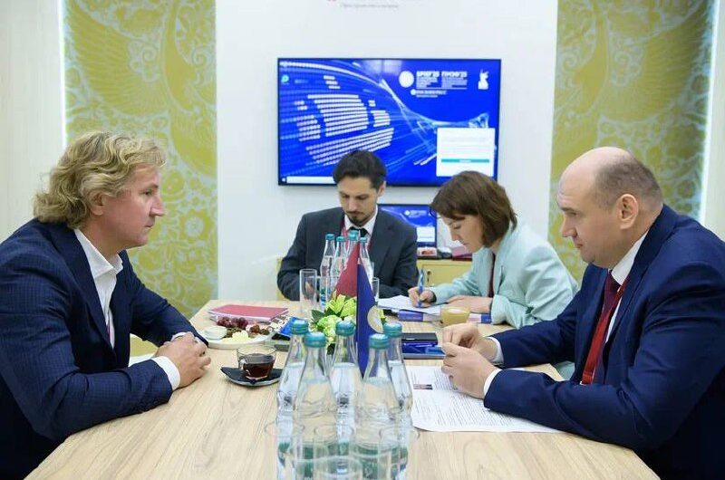 ПМЭФ-2025: врио губернатора Евгений Солнцев обсудил перспективы создания завода в Орске