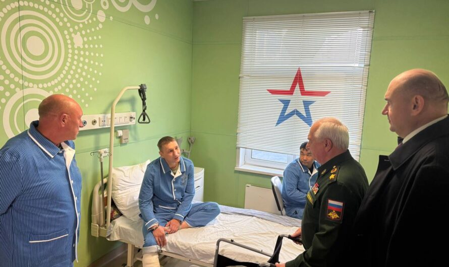 Евгений Солнцев вместе с заместителем Министра обороны РФ Виктором Горемыкиным посетил военный госпиталь