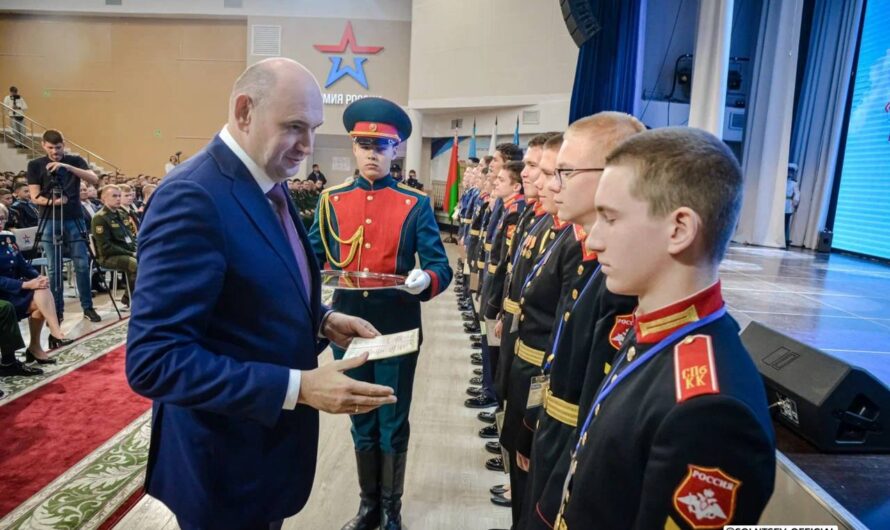 Евгений Солнцев поздравил кадетов и преподавателей Президентского кадетского училища с юбилеем.