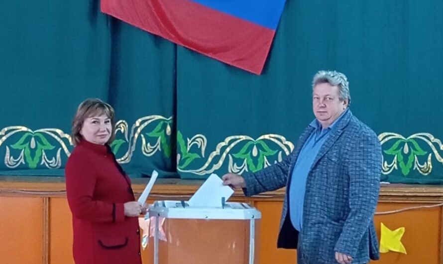 Жители района проявляют гражданскую активность на избирательных участках