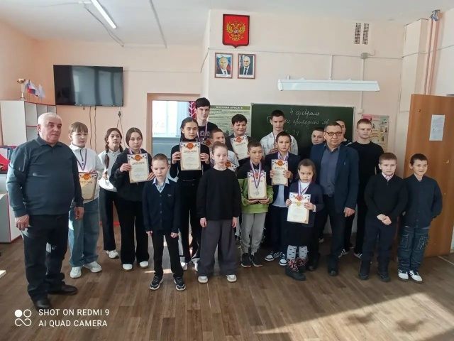 Юные интеллектуалы сразились за шахматными досками