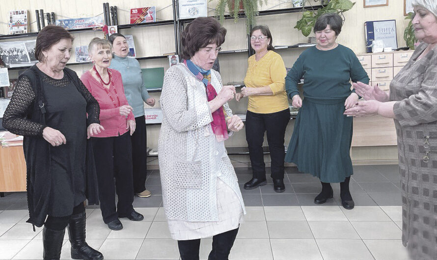 Нам песня жить помогает