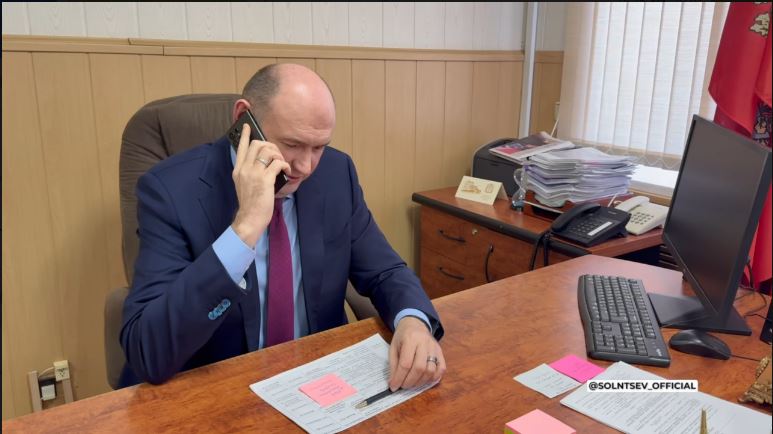 Евгений Солнцев позвонил воспитательнице из Бугуруслана, защитившую детей