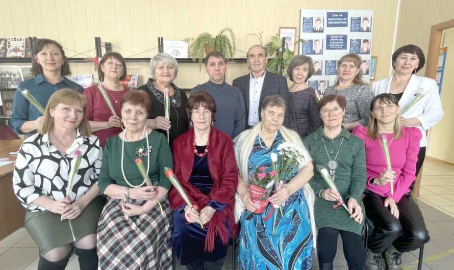 Внимание и цветы женщинам