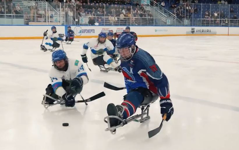 Евгений Солнцев посетил товарищеский матч по следж-хоккею серди параспортсменов