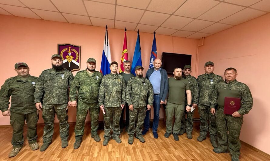 Евгений Солнцев передал награды и гуманитарную помощь участникам СВО