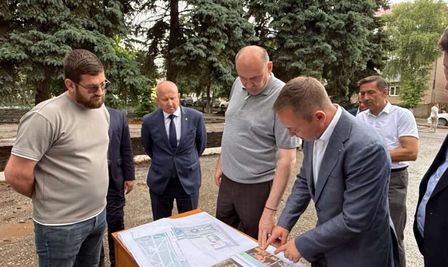 Евгений Солнцев оценил ход работ в городском сквере в Бугуруслане