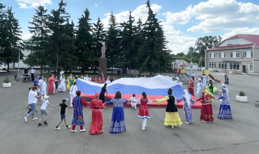 Триколор в центре праздника
