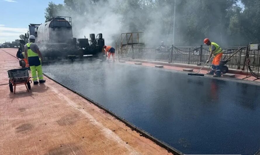 На мосту через реку Сакмару в Оренбурге ведутся работы по укладке асфальта