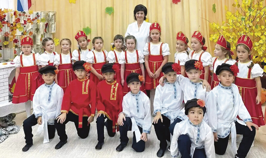Раскрывает детские таланты