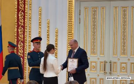 Евгений Солнцев поздравил педагогов с профессиональным праздником