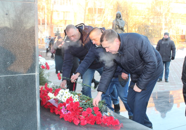 В День героев Отечества в Бузулуке  состоялось возложение цветов к Вечному огню