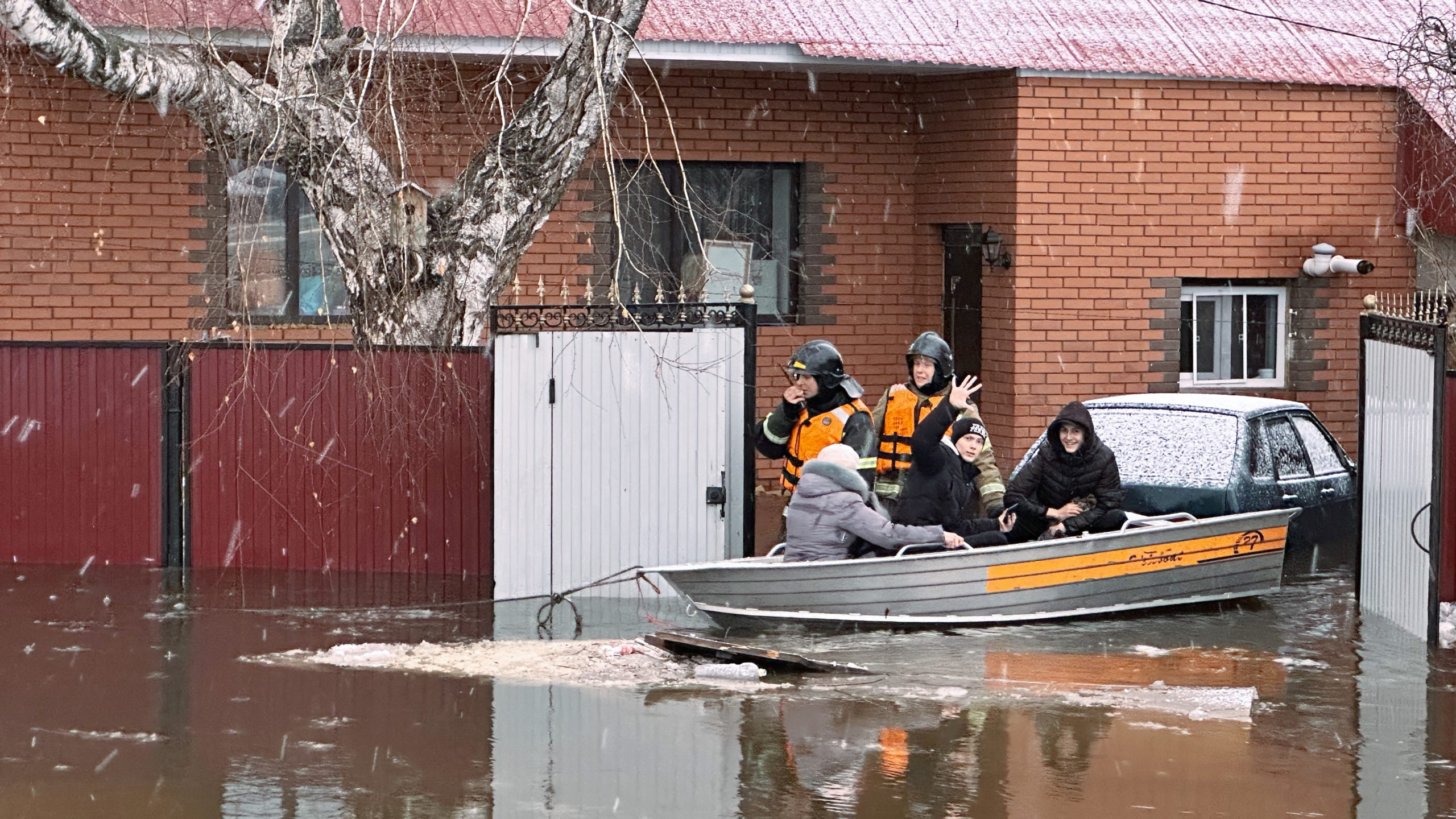Какие районы затопило в оренбурге. Высокие наводнения. Паводок. Весенний паводок. Паводок в Бузулуке.