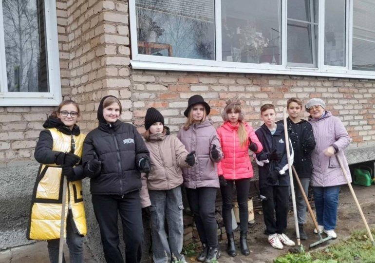 Юные бузулучане приняли активное участие в подготовке огородов и придомовых участков пожилых горожан