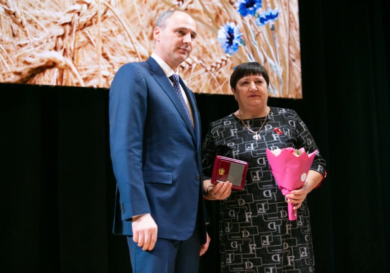 Жительница Бузулукского района награждена за добросовестный труд