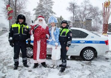 Дед Мороз помогает оренбургским сотрудникам ГИБДД