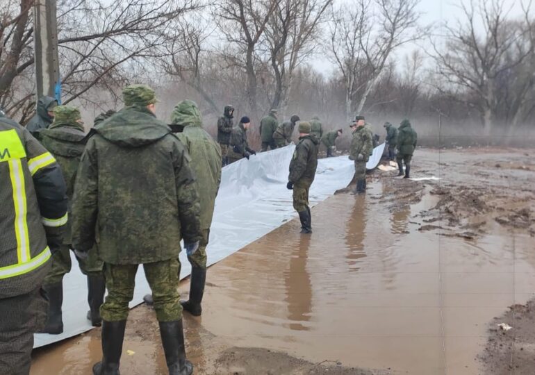 В Оренбуржье сотни резервистов минобороны помогают в ликвидации последствий паводка