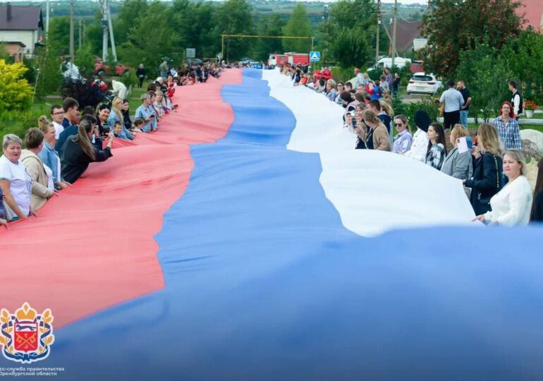 В Подгородней Покровке Оренбургского района развернули самый большой триколор в стране