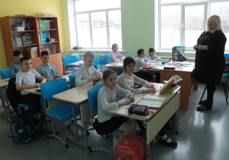 Экскурсию по Елховской школе в Бузулукском районе провела директор Феруза Азизова нашим корреспондентам