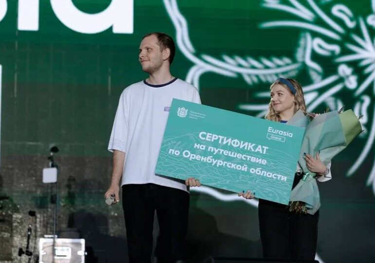 Евгений Солнцев поздравил волонтеров форума «Евразия Global» с помолвкой