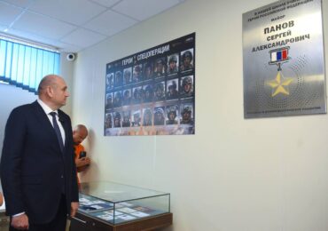 Евгений Солнцев посетил школу имени Героя России Сергея Панова в Сакмаре