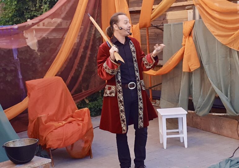 Театральный вечер состоялся на крыльце у Ксенофонта вместе с Максимом Фатеевым