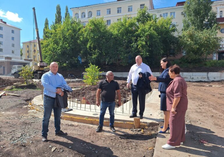 Партийцы ознакомились с ходом благоустройства в Медногорске