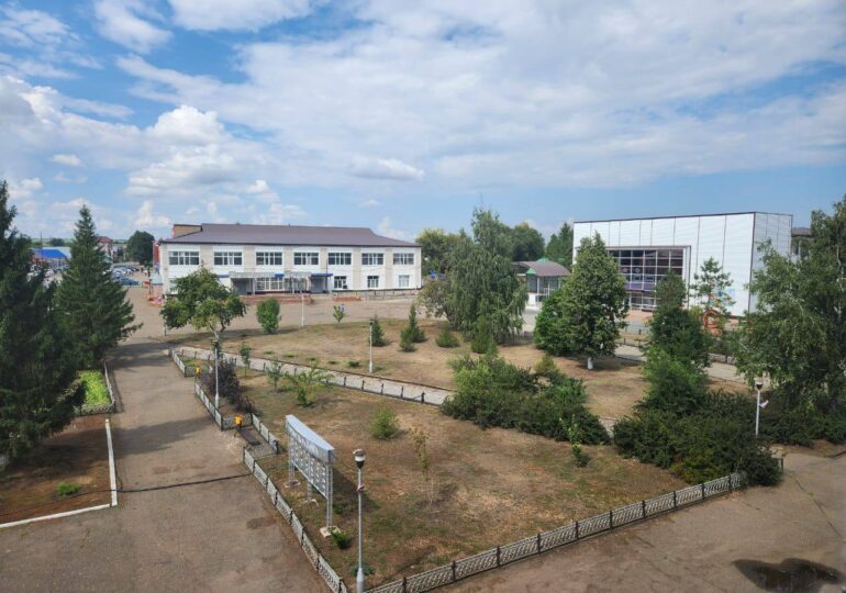 В Курманаевском районе планируют благоустроить школьную территорию и центральную площадь