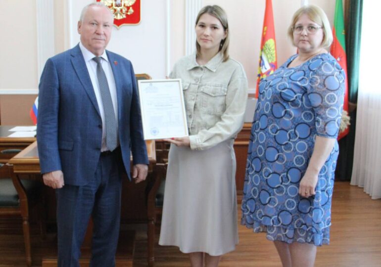 Николай Бантюков вручил свидетельство на социальную выплату многодетной семье Поповых