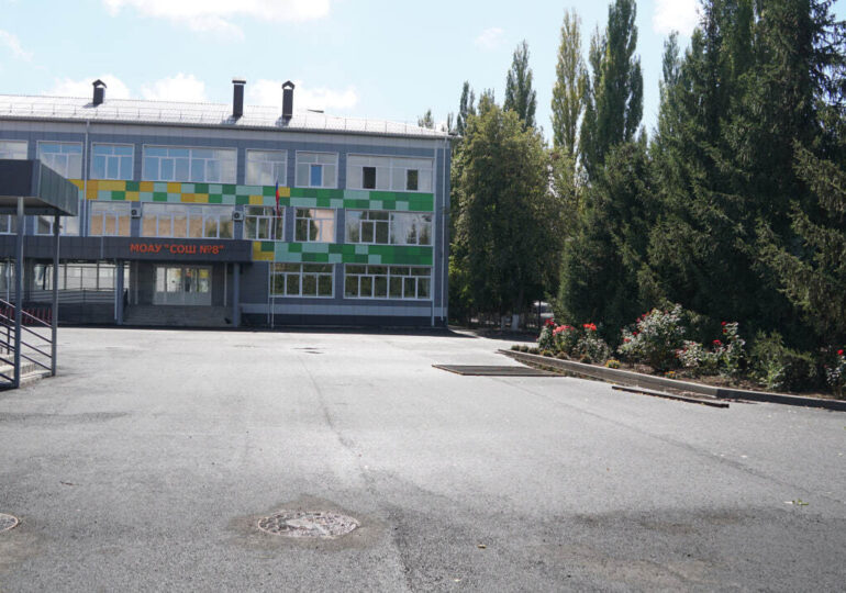 В бузулукской школе №8 продолжается благоустройство территории