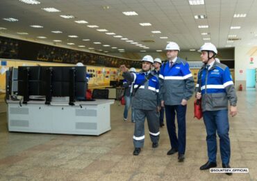 Евгений Солнцев поздравил работников нефтегазовой отрасли