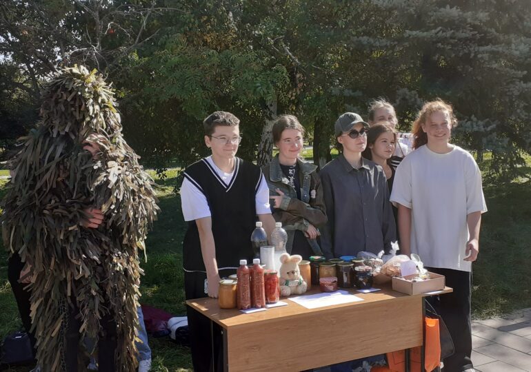 Во второй раз Троицкий парк в Бузулуке стал площадкой для благотворительной ярмарки «СПО для СВО»